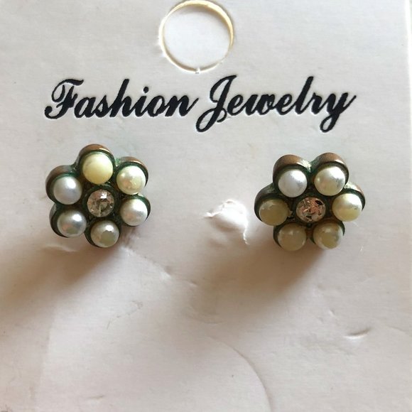 Forever 21 Jewelry - ✨4 for $15✨ Forever 21 Gold Pearl floral earrings